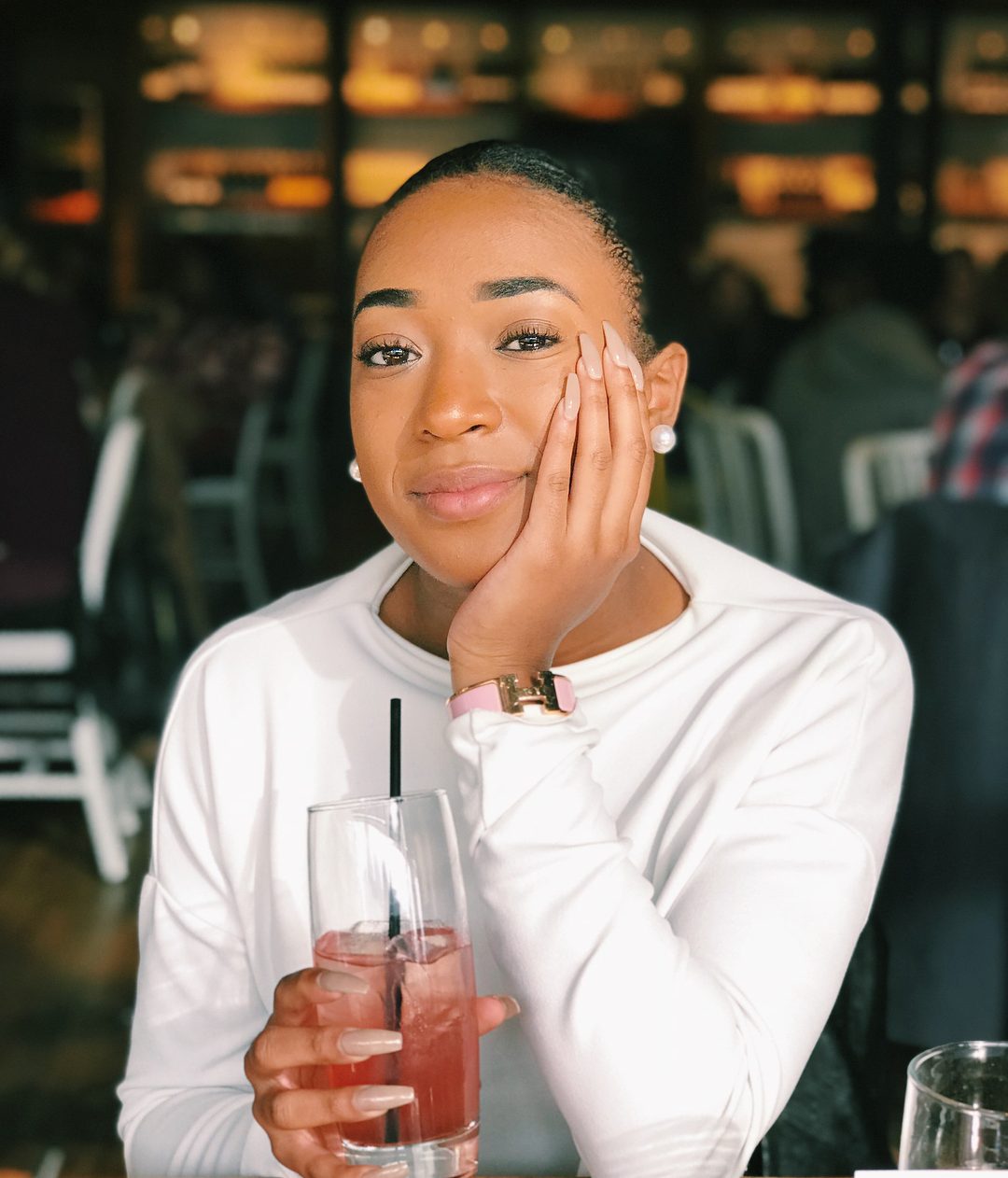 H «πριγκίπισσα του Τύπου» διαβάζει εφημερίδες στο TikTok και γίνεται viral