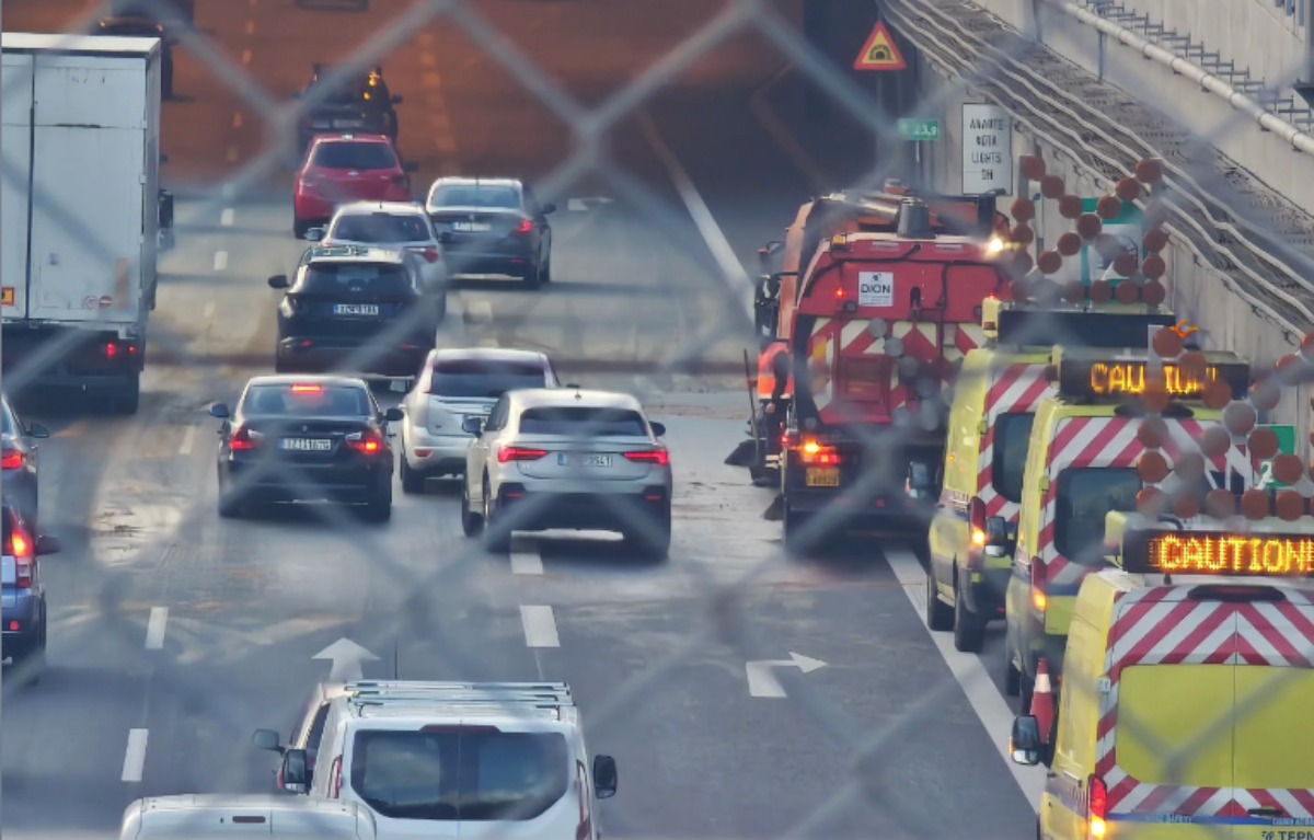 Ταυτοποιήθηκαν οι δύο οδηγοί που έτρεχαν με πάνω από 250 km/h στην Αττική οδό
