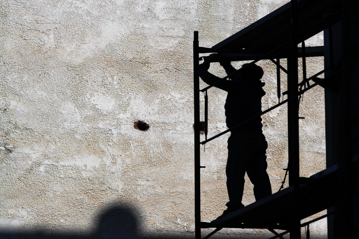 Βέροια: Άνδρας έπεσε από σκαλωσιά επάνω σε περαστικό – Τραυματίστηκαν και οι δύο