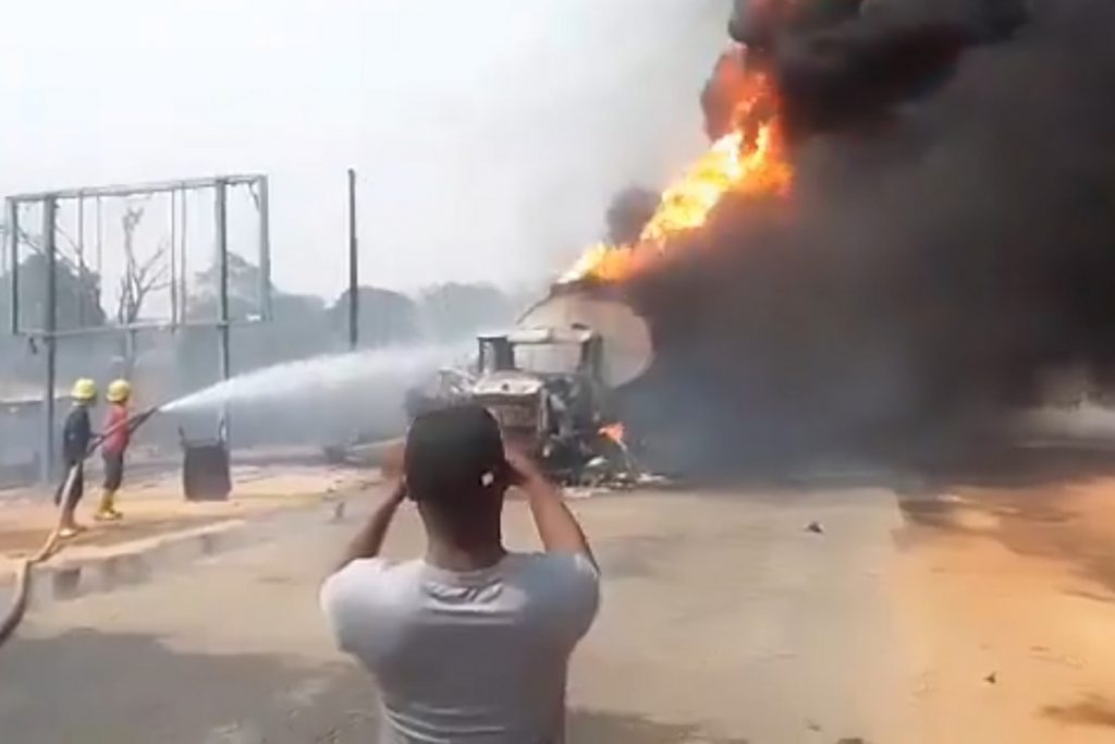 Τραγωδία στη Νιγηρία – Τουλάχιστον 60 νεκροί λόγω έκρηξης μετά από ανατροπή βυτιοφόρου