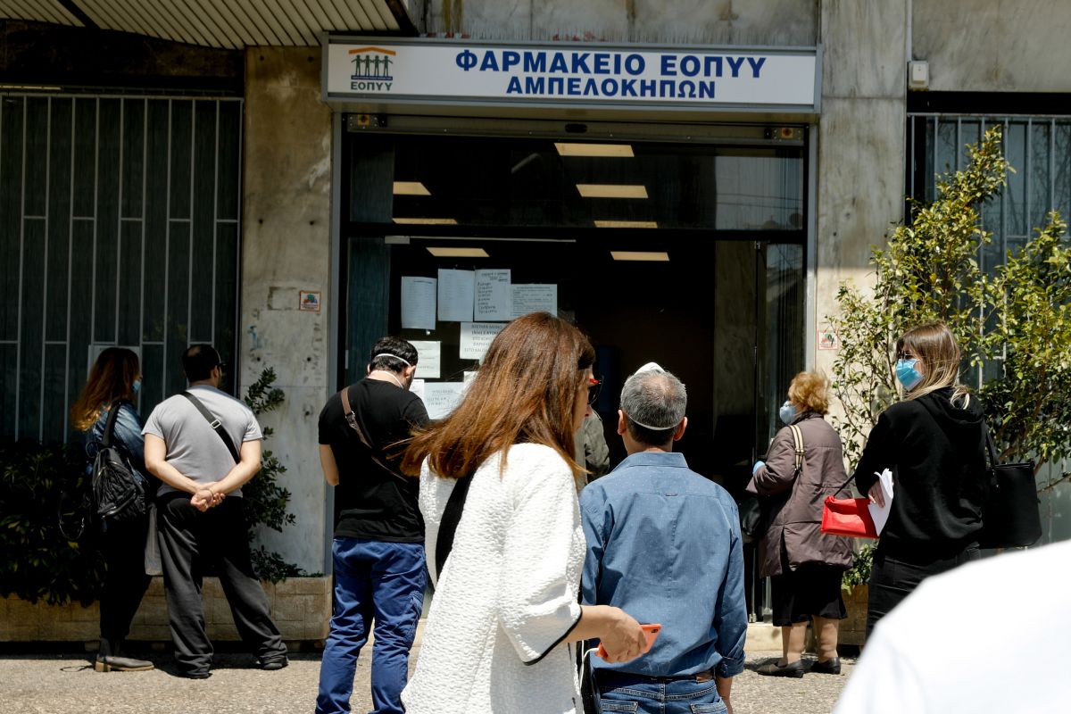 Κλειστό φαρμακείο ΕΟΠΥΥ: Η παρέμβαση Γεωργιάδη και οι καφέδες στους πολίτες που περίμεναν