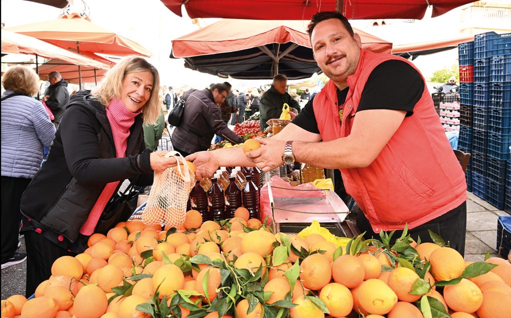 Μαθαίνουμε να ψωνίζουμε σωστά στη λαϊκή, παρέα με μια μαγείρισσα