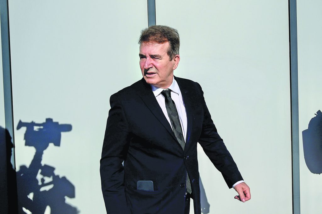 Μιχάλης Χρυσοχοΐδης, «Στον ίδιο δρόμο» – Η διαδρομή και η σκοτεινή πλευρά των γεγονότων