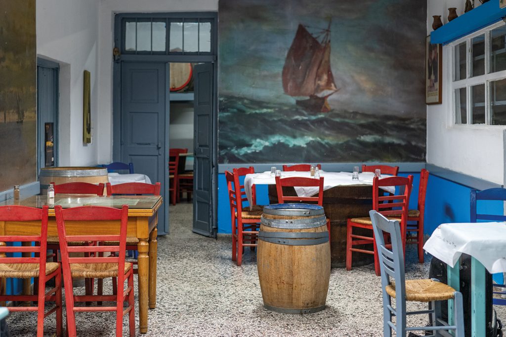 Στο ιστoρικό οινομαγειρείο του Λελούδα για το «πιάτο του φτωχού» και τους απίστευτους κεφτέδες του