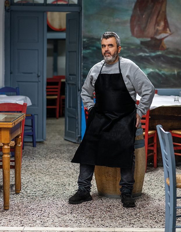 Στο ιστoρικό οινομαγειρείο του Λελούδα για το «πιάτο του φτωχού» και τους απίστευτους κεφτέδες του