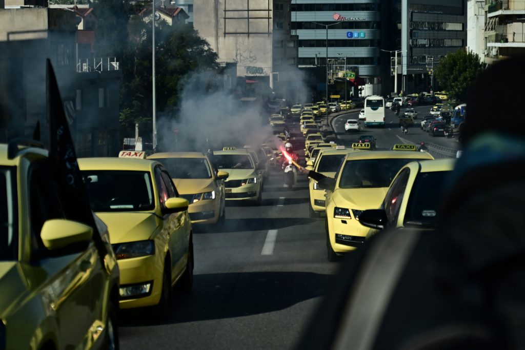Κυκλοφοριακές ρυθμίσεις: Πορεία από ταξί στο κέντρο της Αθήνας