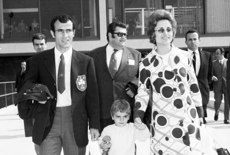 Μίμης Δομάζος: «Ήσουν τόσο γρήγορος όπως και μέσα στα γήπεδα» – Το «αντίο» από τις κόρες του