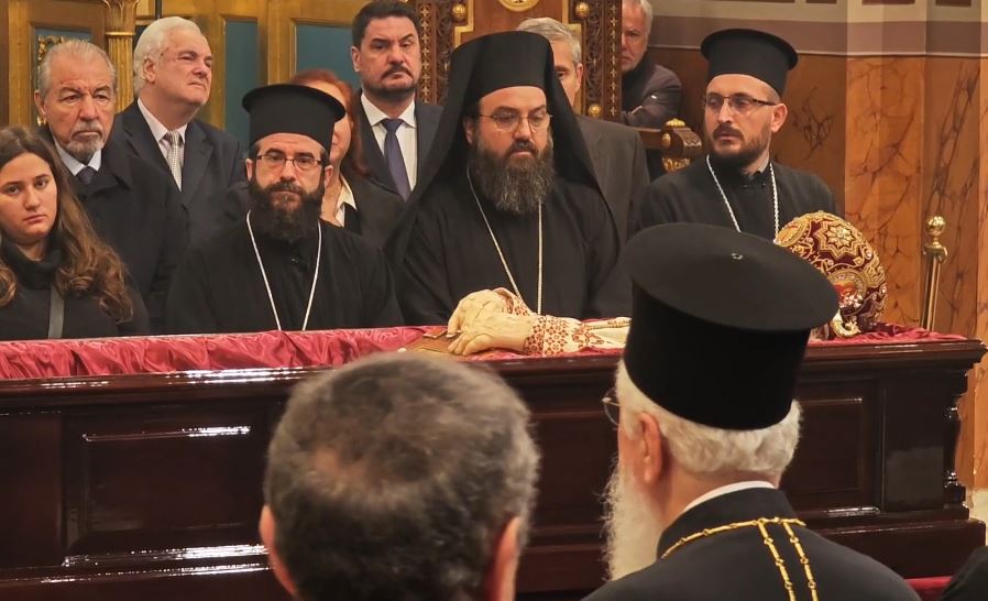 Αναστάσιος: Μπρος στο σκήνωμά του η θεία λειτουργία στη Μητρόπoλη Αθηνών