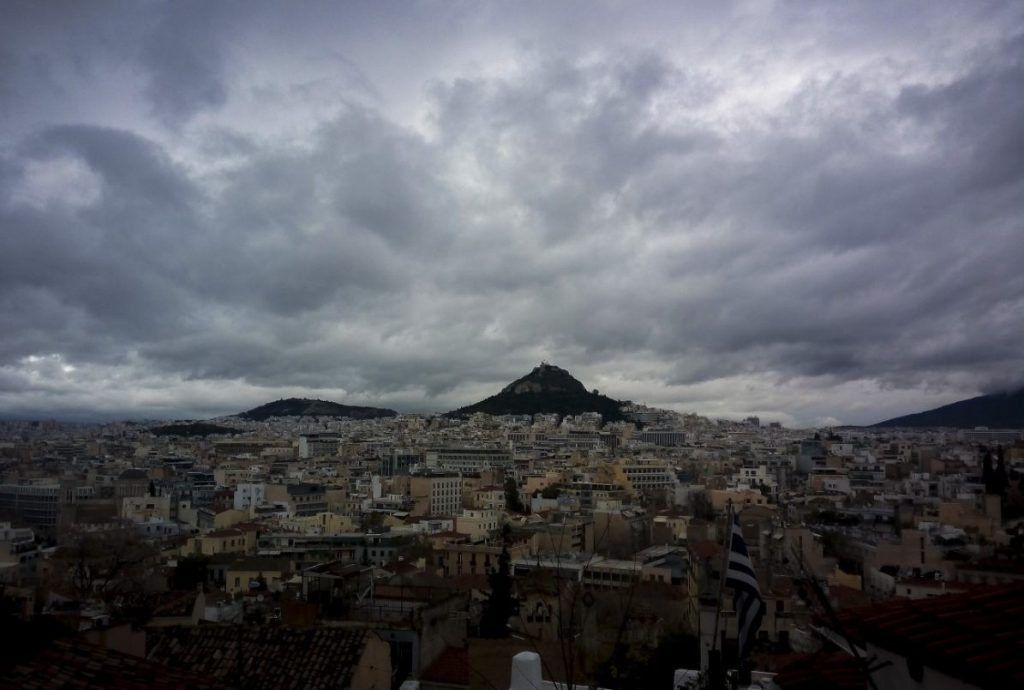 Καιρός: Λασποβροχές σήμερα στην Αττική – Πότε φεύγει η σκόνη