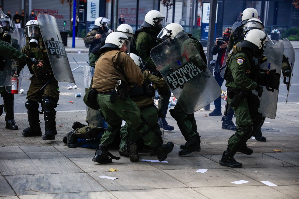 Απονομιμοποίηση των κουκουλοφόρων (7)