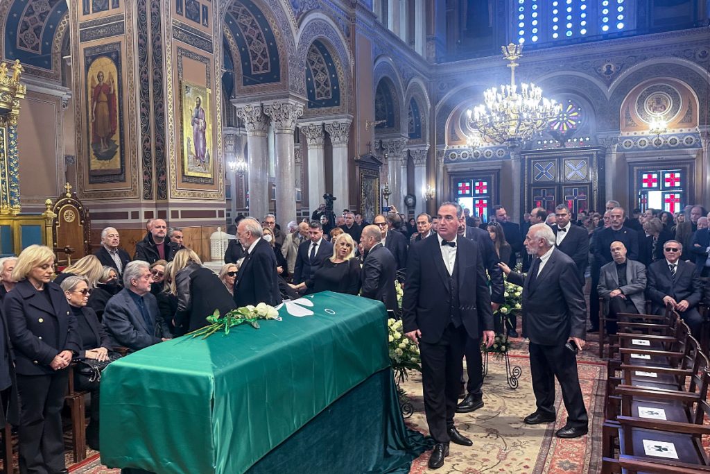 Μίμης Δομάζος: Πλήθος κόσμου αποχαιρετά τον «Στρατηγό» [Εικόνες]