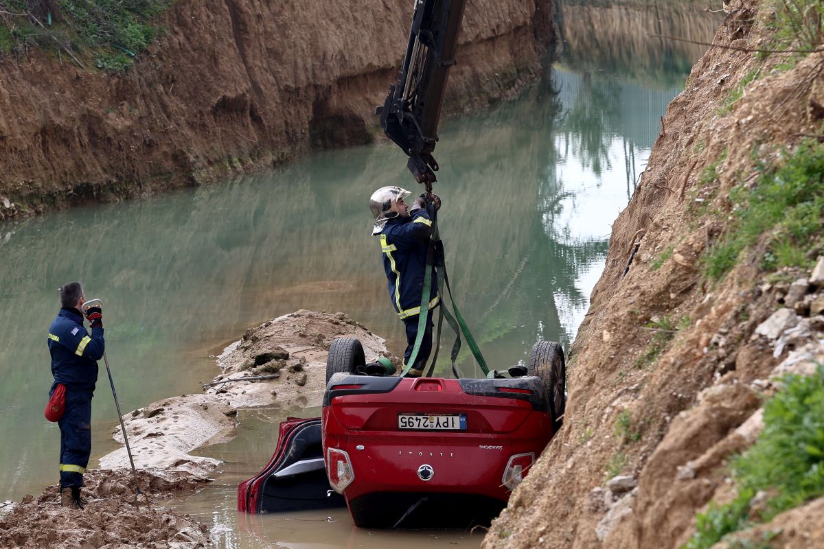Μενίδι: Όχημα έπεσε σε ρέμα – Νεκρή η οδηγός (εικόνες)