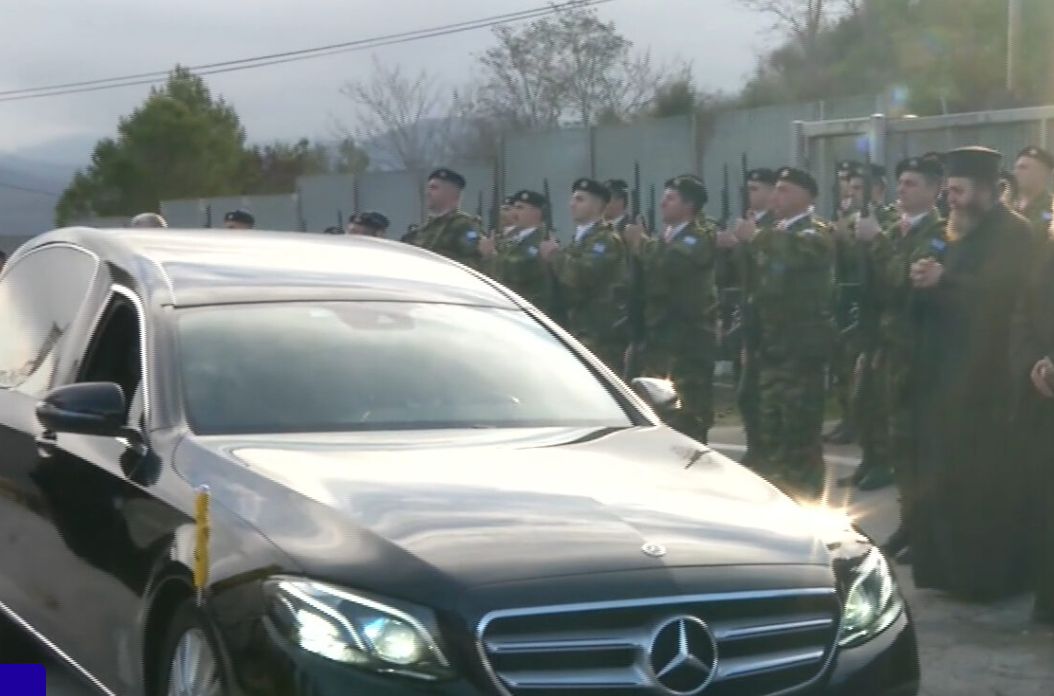 Αναστάσιος: Με ροδοπέταλα ραίνουν την πομπή – Αργυρόκαστρο, Βουλιαράτες, Κορυτσά, Τίρανα τα μέρη που ταξιδεύει τελευταία φορά