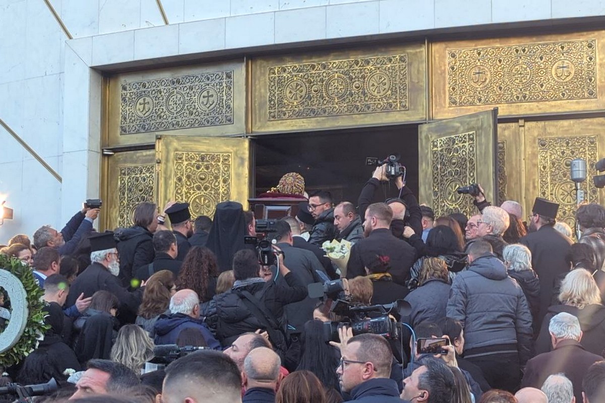 Αναστάσιος: Στα Τίρανα το σκήνωμα – Το ΒΗΜΑ ακολουθεί την πομπή