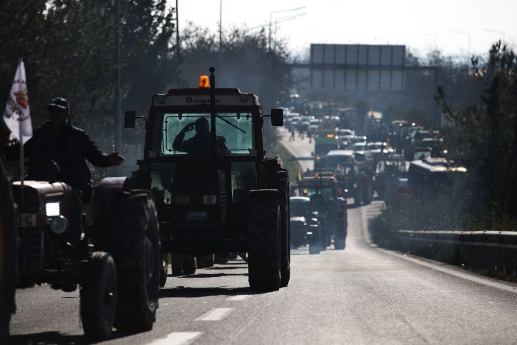 Αγρότες: Ενισχύονται τα μπλόκα, βγάζουν τα τρακτέρ στους δρόμους