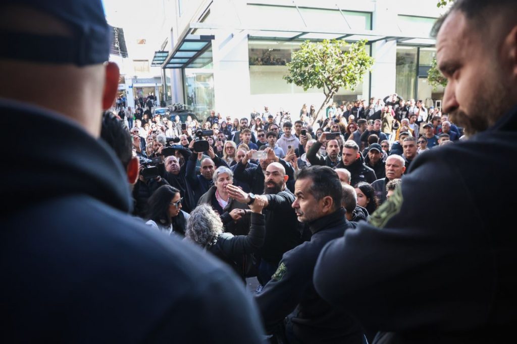 Επεισόδια έξω από τα δικαστήρια Ηρακλείου – Απολογείται η μητέρα του 3χρονου