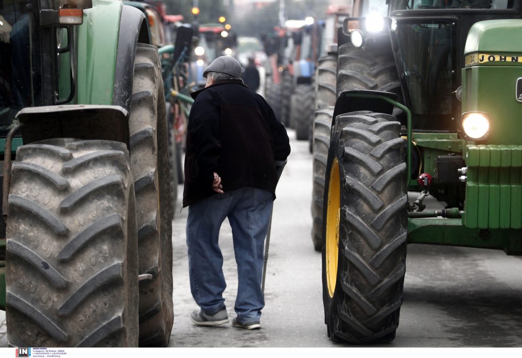 Λάρισα: Συλλαλητήριο με δεκάδες αγρότες προερχόμενους από το μπλόκο της Γυρτώνης