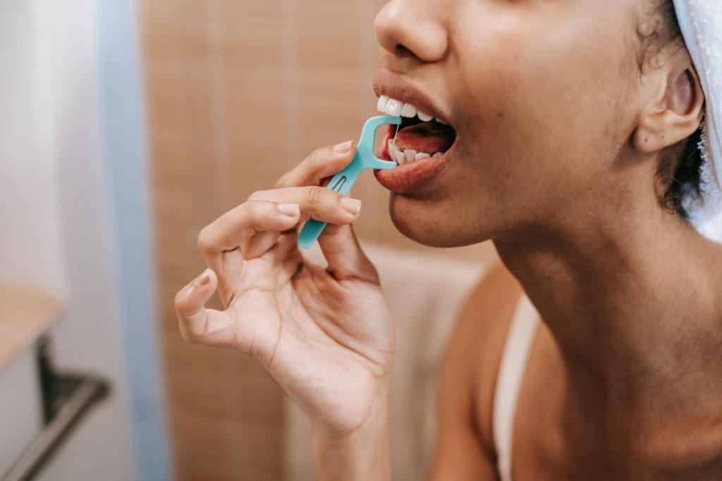 Tο οδοντικό νήμα μπορεί να μειώσει τον κίνδυνο εγκεφαλικού