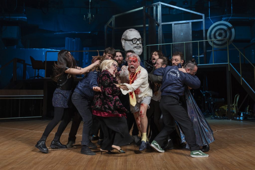 «Merde!»: Διασκεδαστικό χάος