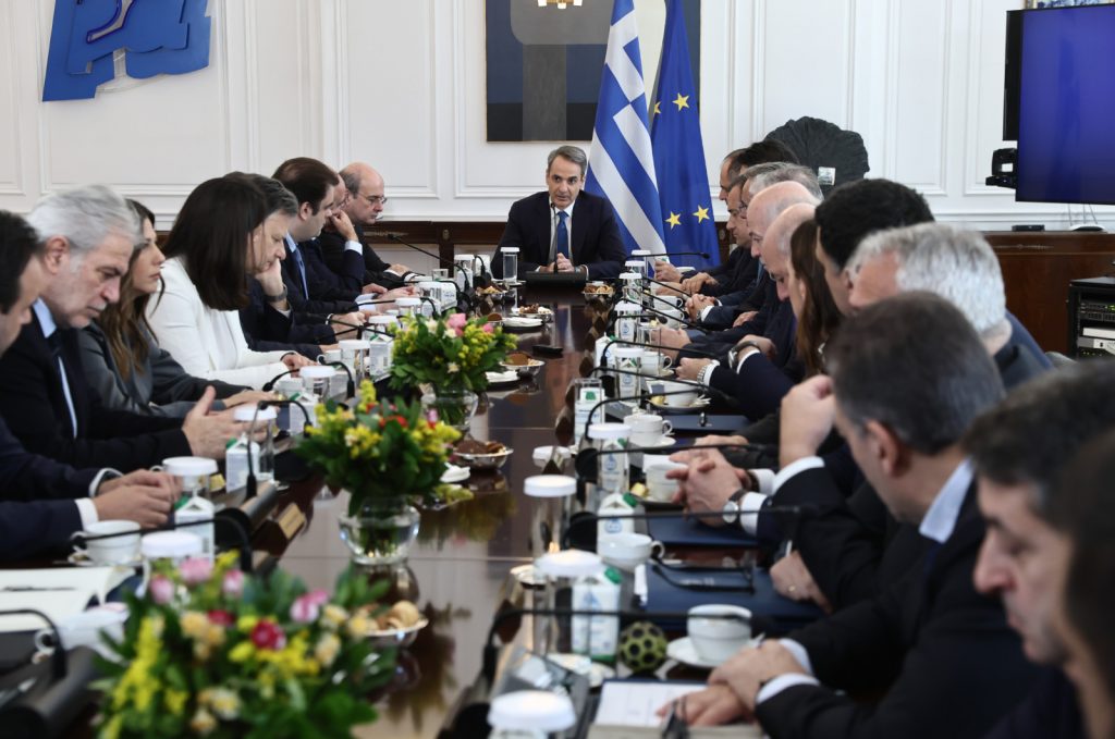 Γιατί πολυάνθρωπες οι κυβερνήσεις μας;