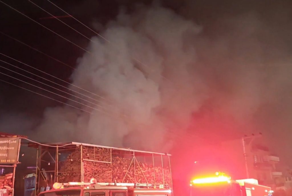 Ηλιούπολη: Φωτιά τώρα σε αποθήκη με ξυλεία – Κλειστή η Αργυρουπόλεως