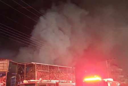 Ηλιούπολη: Φωτιά τώρα σε αποθήκη με ξυλεία – Κλειστή η Αργυρουπόλεως