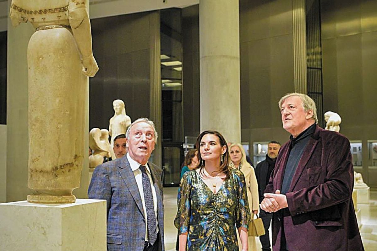 Ο σερ Στίβεν Φράι και η επανένωση των Γλυπτών