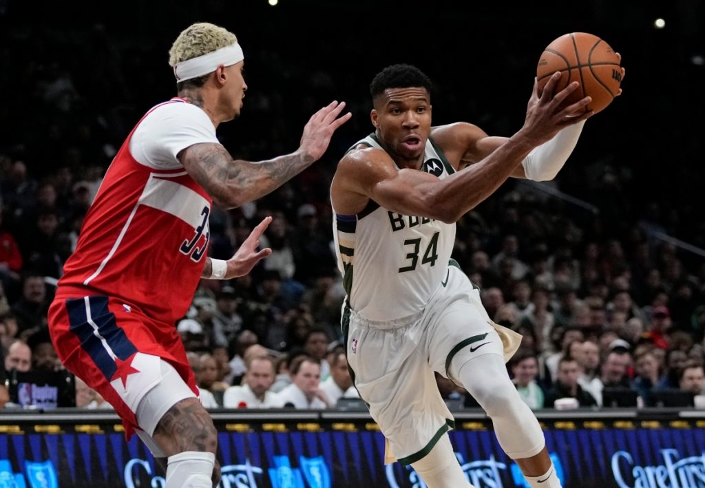 Οι Μπακς πήραν τον Κούζμα, έδωσαν τον Μίντλετον