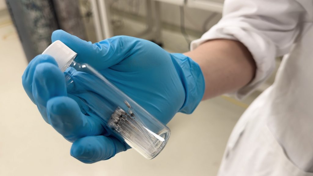 Βρέθηκαν υψηλά επίπεδα μικροπλαστικών στον ανθρώπινο εγκέφαλο – Τι προκαλούν