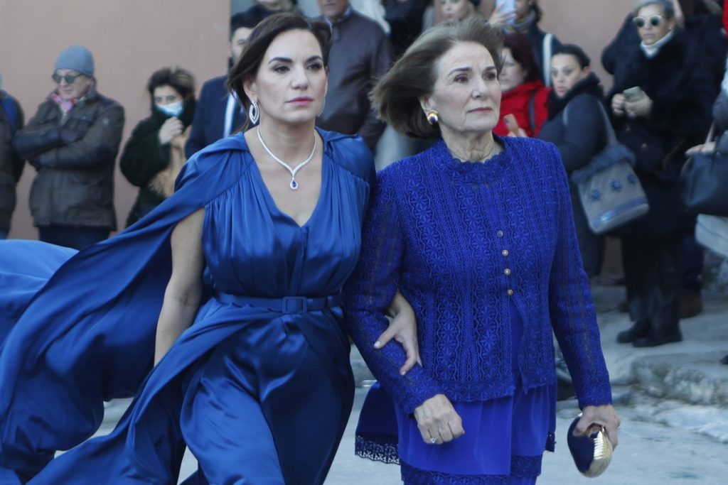 Γάμος Νικολάου Ντε Γκρες και Χρυσής Βαρδινογιάννη: Οι αφίξεις στον Άγιο Νικόλαο Ραγκαβά