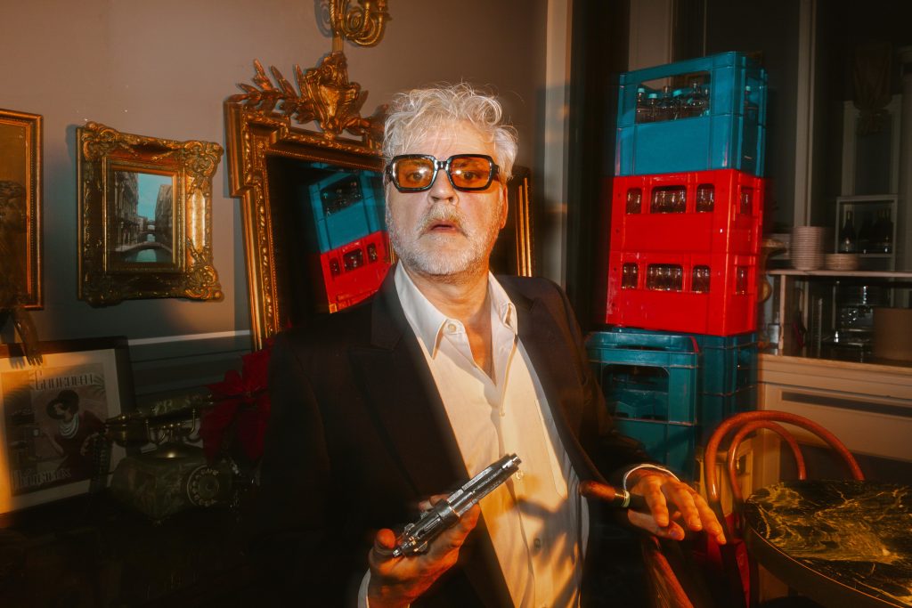 Νίκος Καραθάνος: «Ας ξυπνήσουμε μια μέρα κι ας γελάσουμε με τη βλακεία μας»