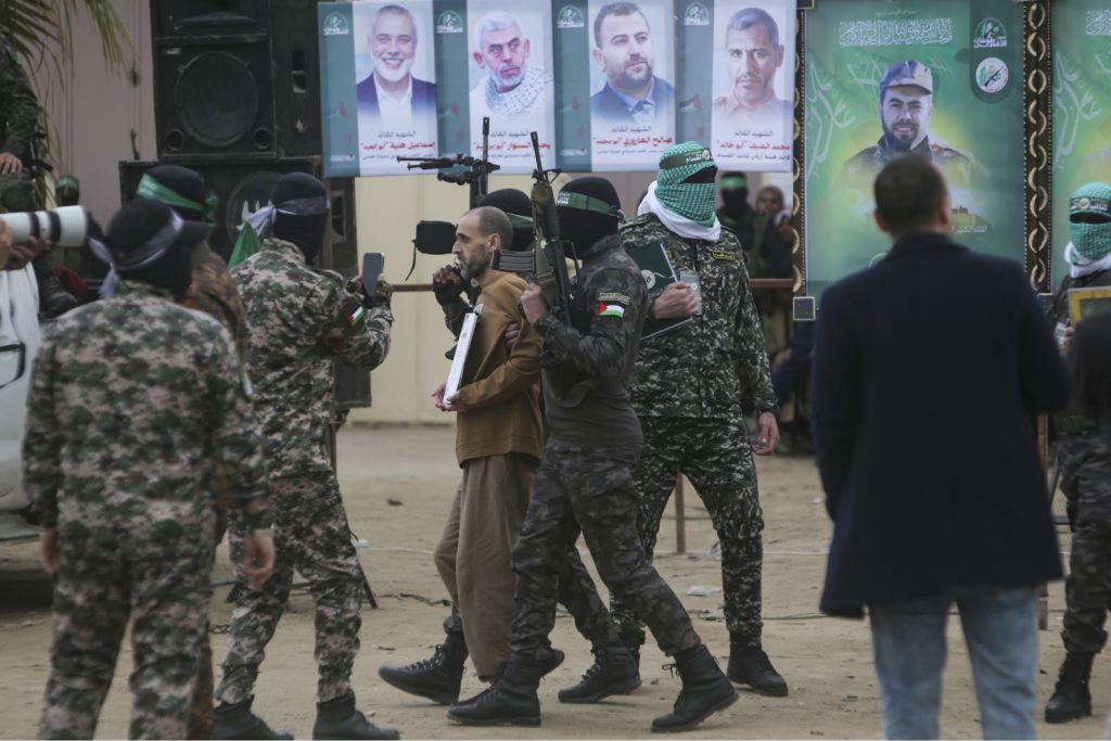 Παραδόθηκαν στο Ισραήλ τρεις όμηροι της Χαμάς