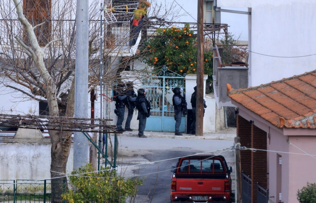 Λάρισα: Οπλοστάσιο είχε ο 60χρονος – Πυροβόλησε κατά αστυνομικού πριν αυτοκτονήσει