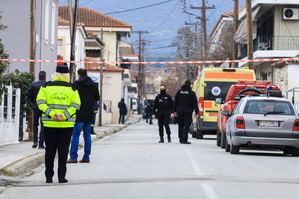 Λάρισα: Εξ επαφής εκτελέστηκαν τα θύματα – Πυροτεχνουργοί στο οπλοστάσιο