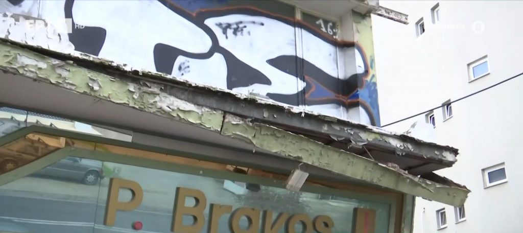 Συναγερμός στον Ταύρο: Μπαλκόνι κρέμεται στον αέρα