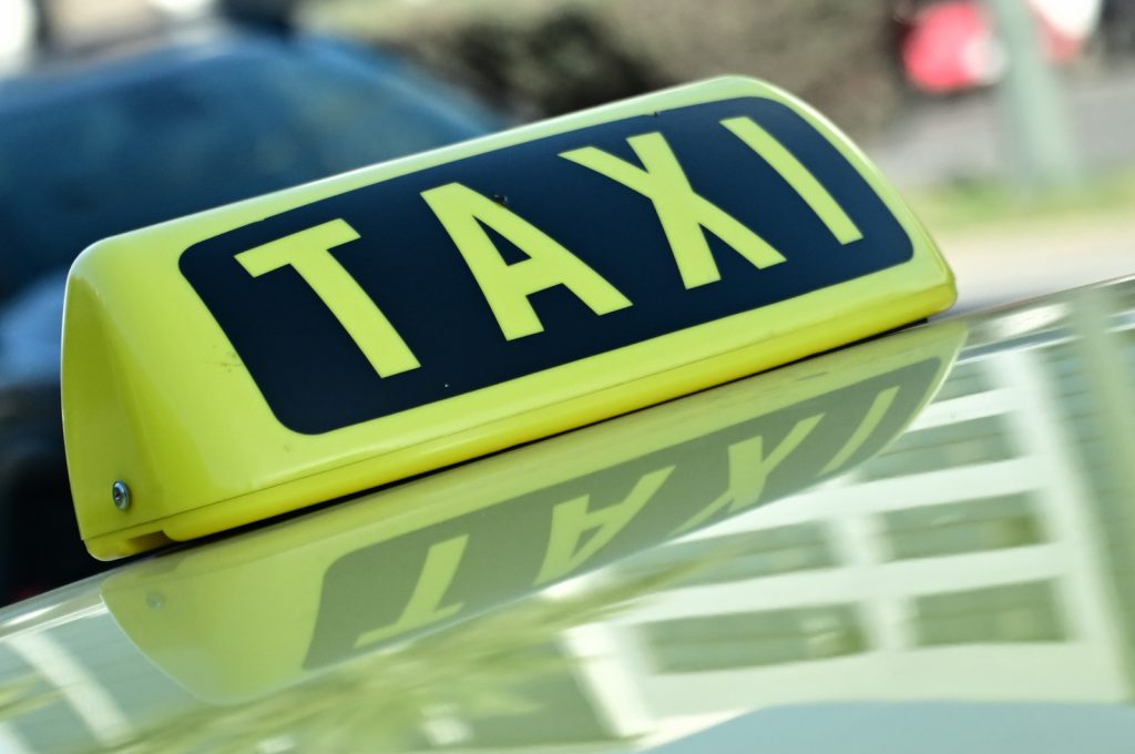 Συνελήφθη οδηγός ταξί που έκλεβε τραπεζικές κάρτες από επιβάτες – Πώς δρούσε