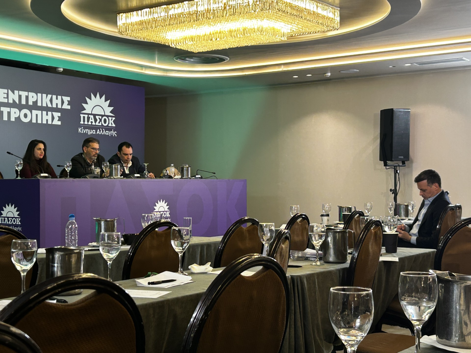 ΠαΣοΚ: Tο μπλοκάκι της Άννας, οι αιχμές και η άδεια αίθουσα