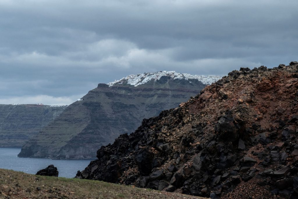 Σεισμοί στη Σαντορίνη: Μπαράζ ισχυρών δονήσεων άνω των 4 Ρίχτερ – Τα σενάρια που εξετάζουν οι ειδικοί