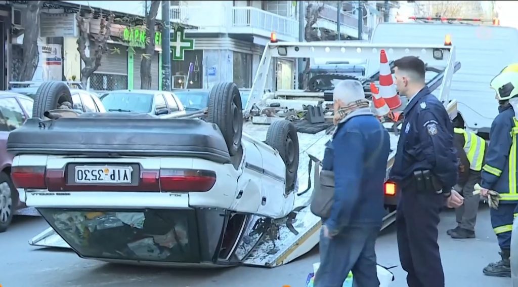 Πατησίων: Ανατροπή αυτοκινήτου – Απεγκλωβίστηκε ο οδηγός