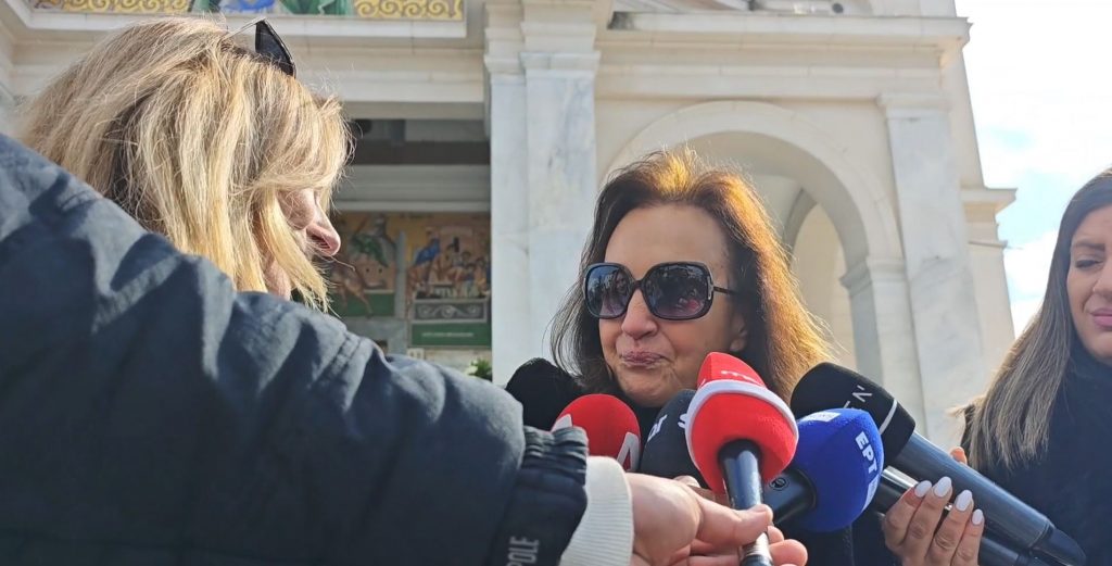 Η κόρη του Δομάζου στην κηδεία Οικονομόπουλου: «Πιστεύω θάναι μαζί»
