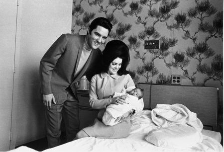 Η Priscilla Presley αποκαλύπτει για πρώτη φορά λεπτομέρειες από τον γάμο της και τη σχέση της με τον Elvis μετά το διαζύγιο