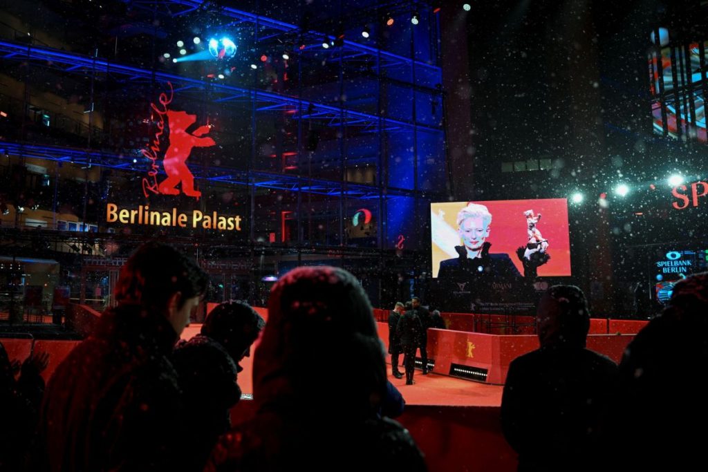 Μπερλινάλε: Καθήλωσε με τον λόγο της η Τίλντα Σουίντον – «Το απάνθρωπο διαπράττεται εν όψει μας»