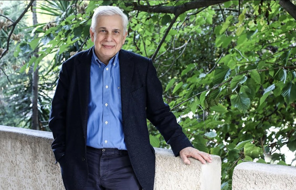 Ο Σάββας Σαββόπουλος στο ΒΗΜΑ: «Ζούμε σε έναν πολιτισμό όπου υποχρεωτικά πρέπει να είσαι ευτυχής. Με το ζόρι»