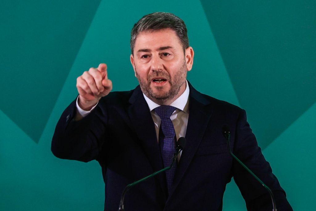 ΠαΣοΚ: Το διπλό μέτωπο με Δημοσκοπήσεις και ΝΔ