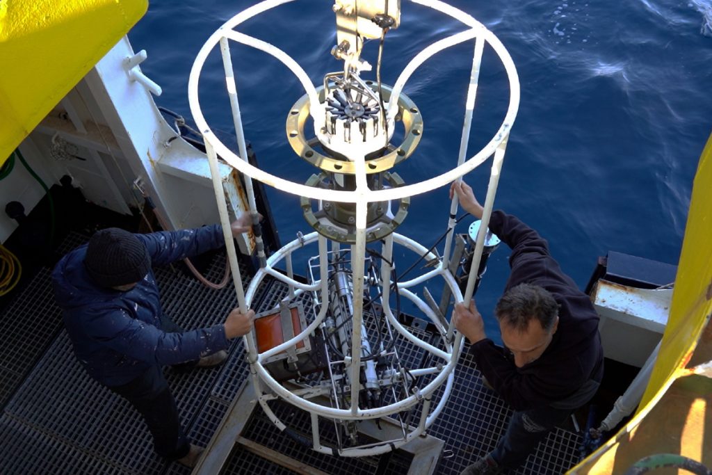 Αποστολή στη Σαντορίνη: Πλέοντας στο δαχτυλίδι του Κολούμπο