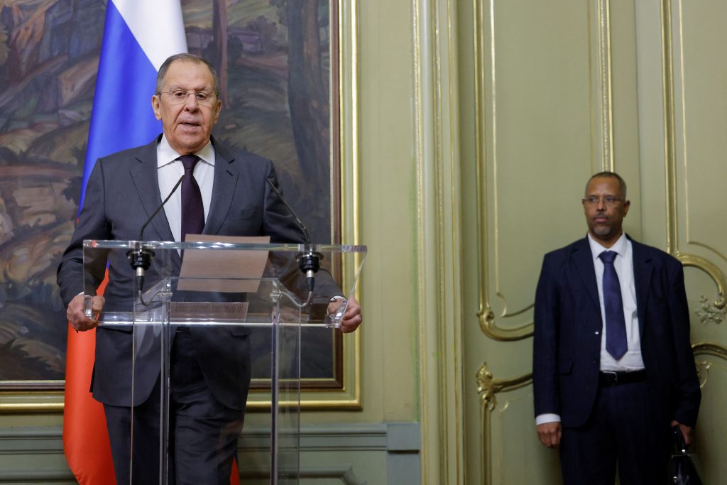 Λαβρόφ: Γιατί να κληθεί η ΕΕ στις διαπραγματεύσεις αφού επιθυμεί τον πόλεμο στην Ουκρανία