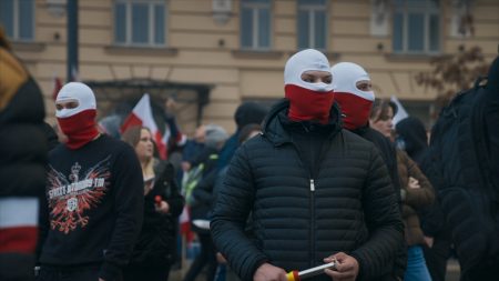 «Undercover»: Ξεσκεπάζοντας το παγκόσμιο δίκτυο της βρετανικής Ακροδεξιάς