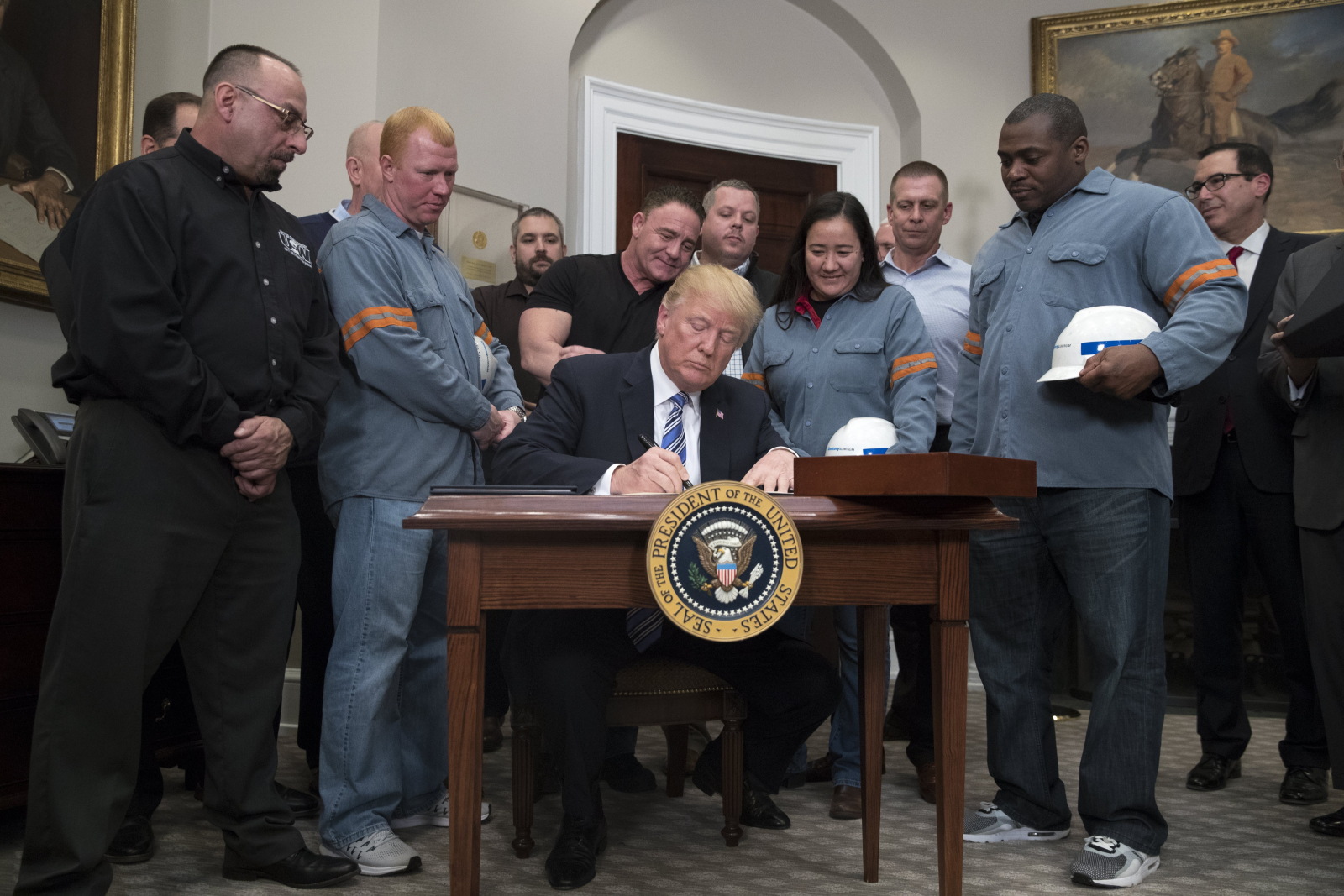 Τραμπ: 25% στα εισαγόμενα αυτοκίνητα – Το μήνυμα στις αυτοκινητοβιομηχανίες