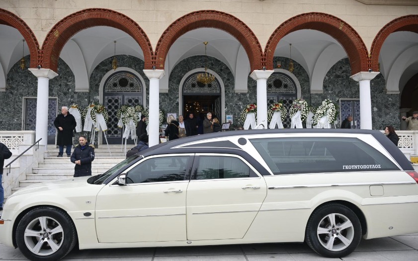 Σε κλίμα οδύνης η κηδεία του Βασίλη Καλογήρου – Παρούσα η Καρυστιανού