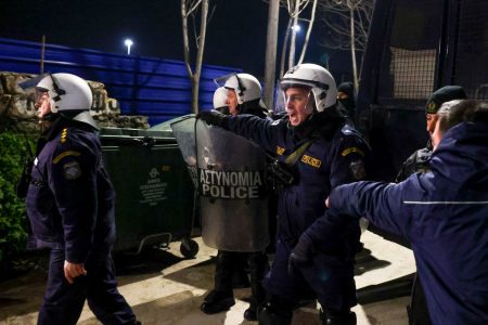 Αγρότες: «Ως εδώ» – Το μπλόκο της ΕΛ.ΑΣ και οι αποδοκιμασίες